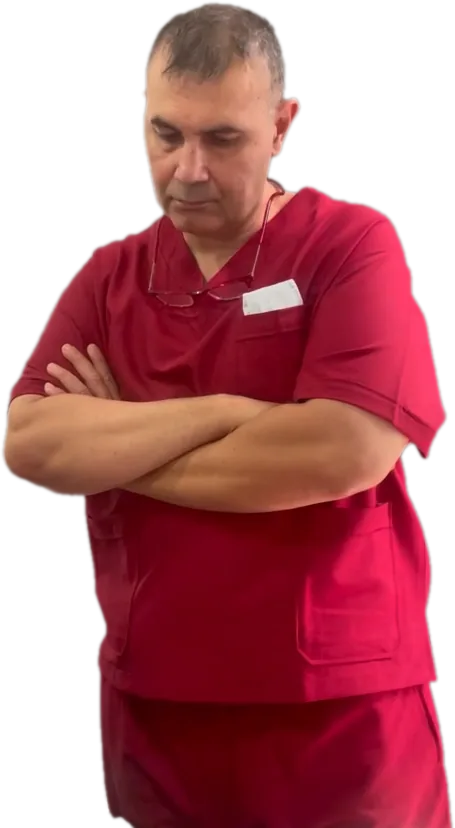 Dr. Murat Vural, kollarını kavuşturmuş, dinliyor