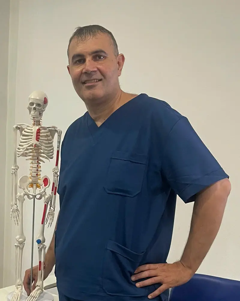 Dr. Murat Vural, bir anatomi iskeletinin yanında